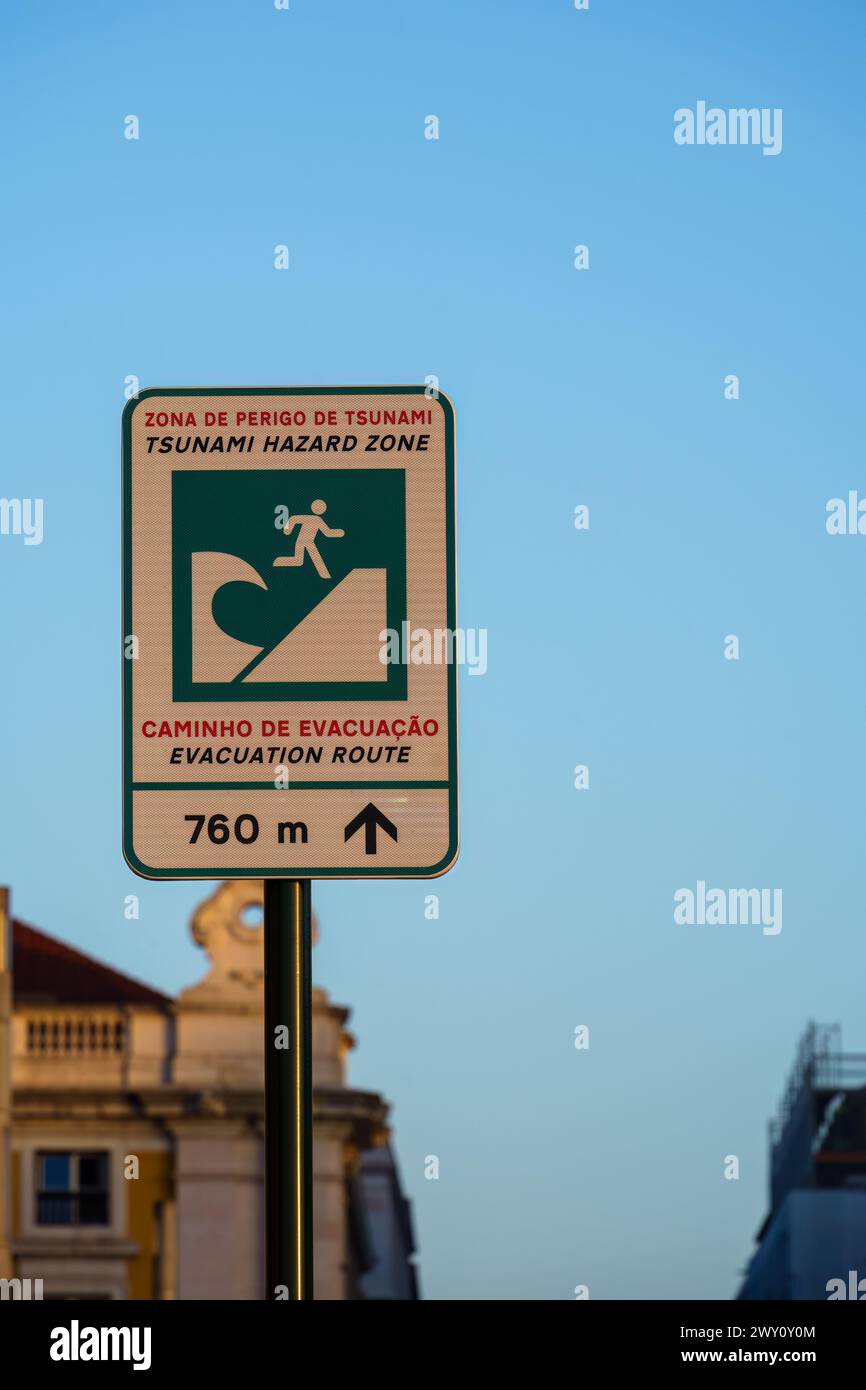 Schild für Tsunami-Gefahrenzone auf Englisch und Portugiesisch, Nahaufnahme in Lissabon, Portugal. Februar 2024. Stockfoto