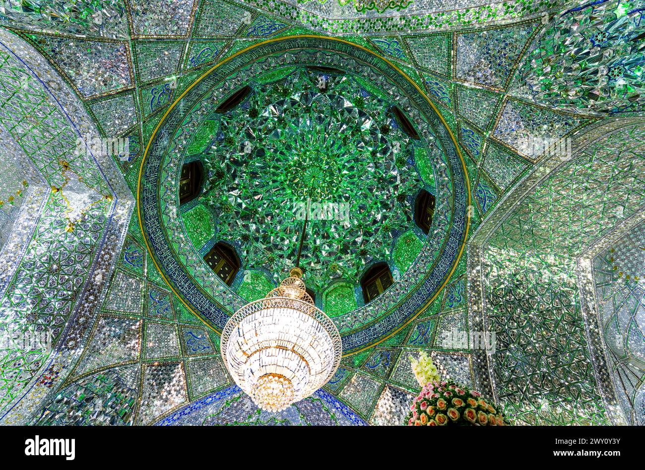 Shiraz, Iran - 29. Februar 2024: Das Innere des Ali Ebne Hamze Heiligtum (Ali Ibn Hamza Mausoleum) glänzt mit smaragdähnlichen Reflexen. Stockfoto