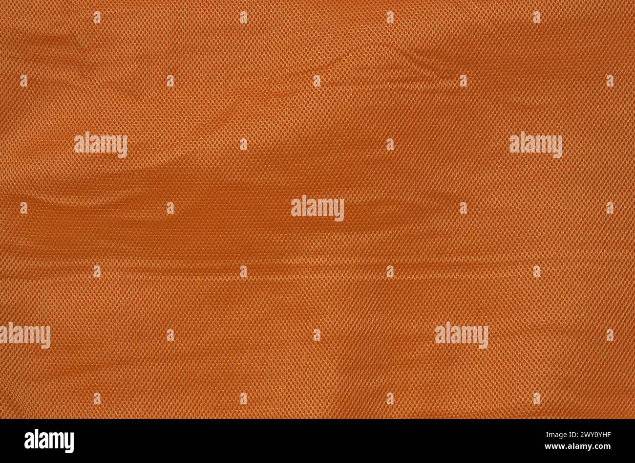 Orangefarbener Hintergrund mit zerknitterter Textur (feines Netzgewebe mit Vignette, Linien, kariertes Fischgrätmuster) Creme Stockfoto