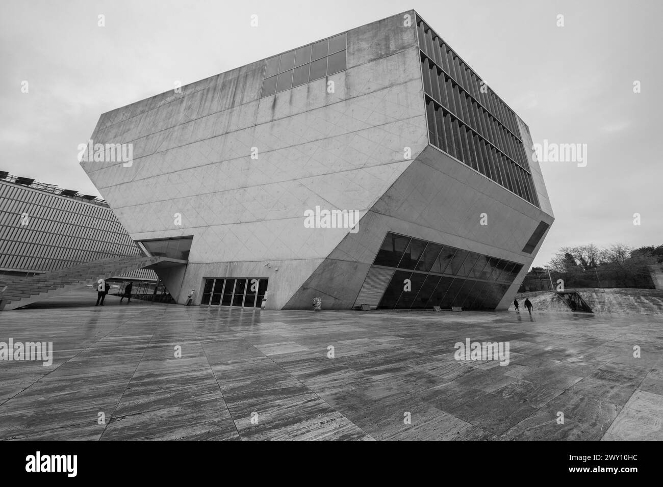 Blick auf die Casa de Musica Konzerthalle des Architekten Rem Koolhaas, 2005 eröffnet, Portugal, 3. April 2024 in Porto. Stockfoto