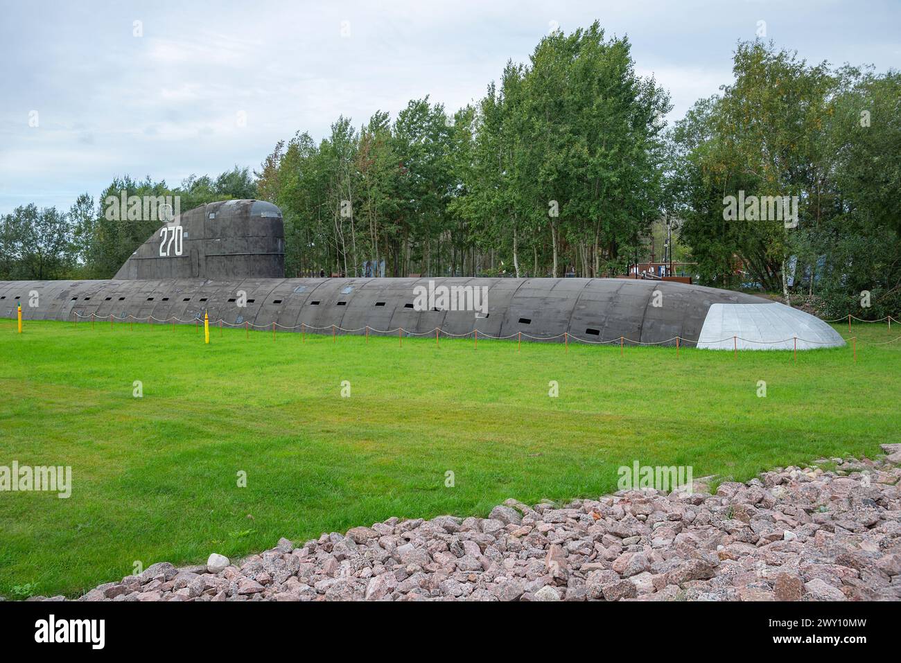 KRONSTADT, RUSSLAND - 16. SEPTEMBER 2023: Ein Modell des ersten sowjetischen Atom-U-Bootes K-3 'Leninsky Komsomol' im Park 'Insel der Festungen' Stockfoto