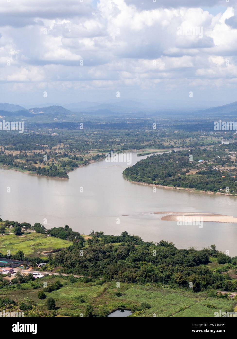 Der Hauptfluss und die Nebenflüsse mit der Sandbank entlang des Tals, das die Grenzlinie zwischen Thailand und Laos ist, über dem Blick mit dem Kopierraum. Stockfoto