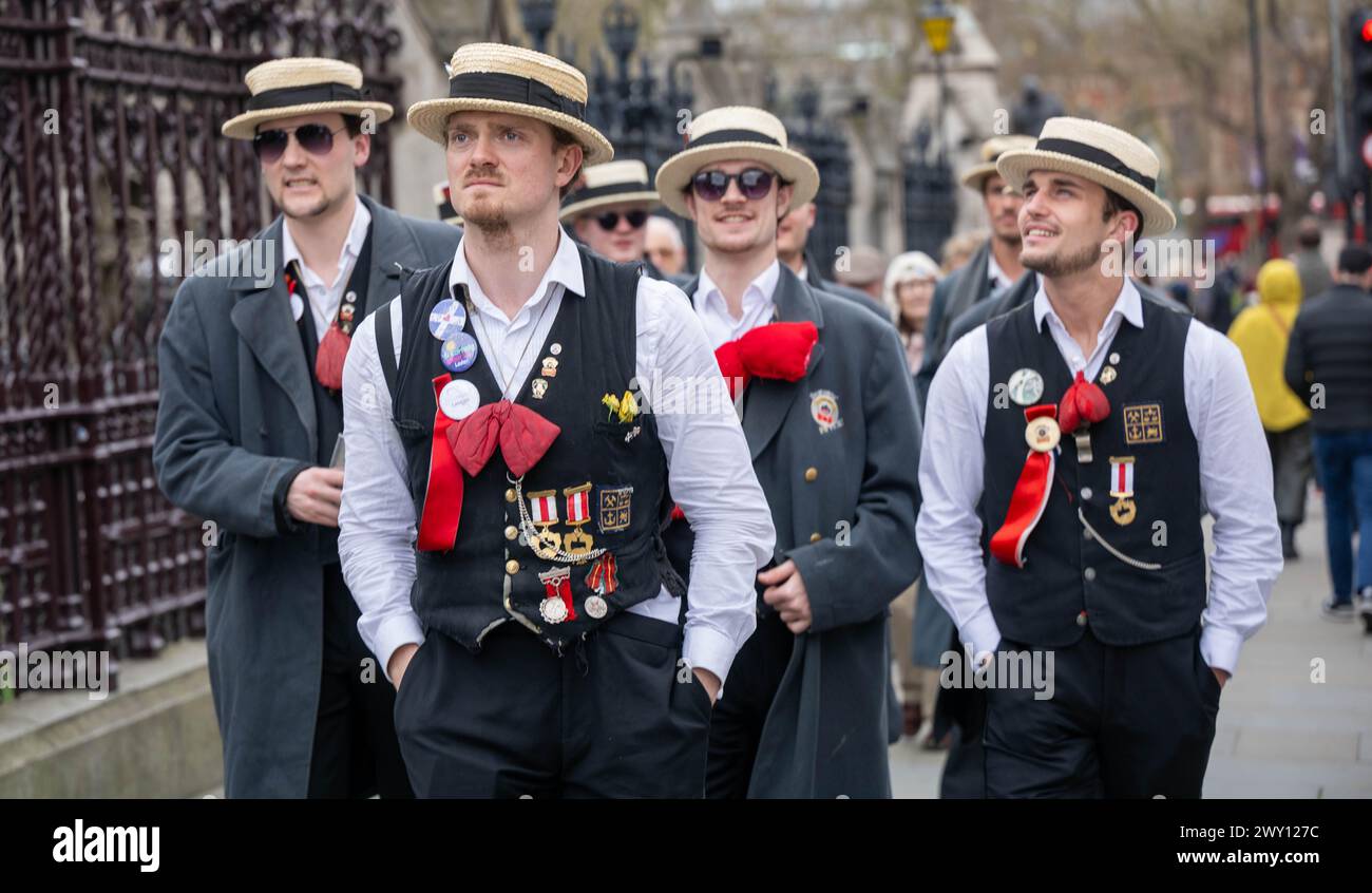 London, Großbritannien. April 2024. The Svæveru, Norwegian School of Economics Männerchor besucht London, um neue Songs aufzunehmen, und besucht die Sehenswürdigkeiten in London UK Credit: Ian Davidson/Alamy Live News Stockfoto