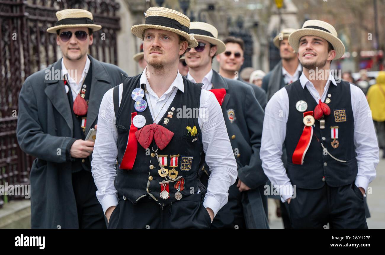 London, Großbritannien. April 2024. The Svæveru, Norwegian School of Economics Männerchor besucht London, um neue Songs aufzunehmen, und besucht die Sehenswürdigkeiten in London UK Credit: Ian Davidson/Alamy Live News Stockfoto