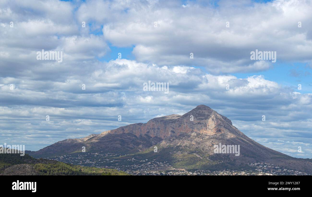 Panoramablick auf das Montgó-Massiv von Jávea. Stockfoto