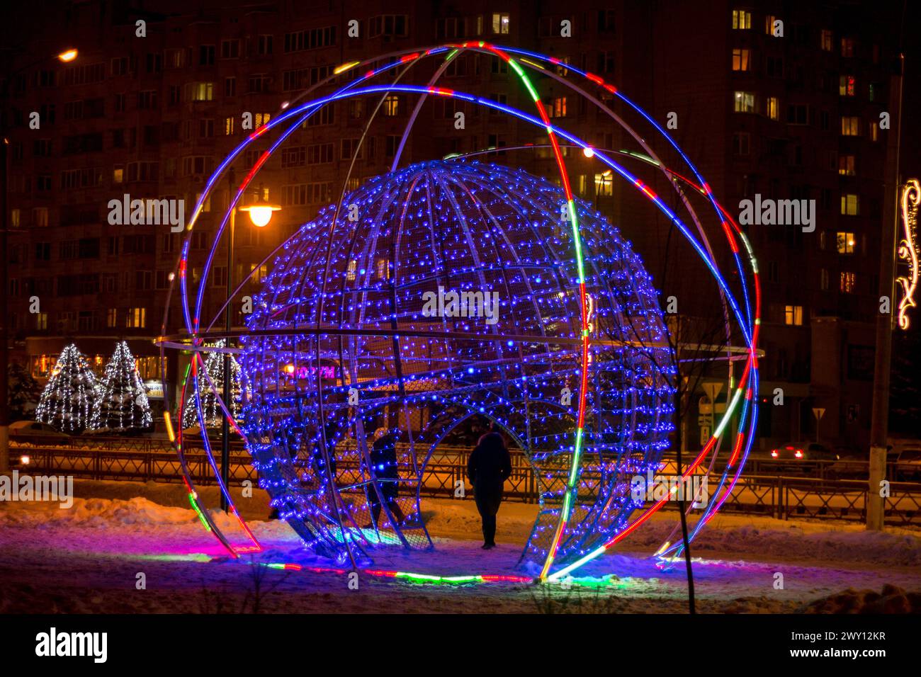 OBNINSK, RUSSLAND - DEZEMBER 2018: Street Art Objekt in Form eines glühenden Balls auf einer Stadtstraße, schöne Dekoration zum Thema des Atoms Stockfoto