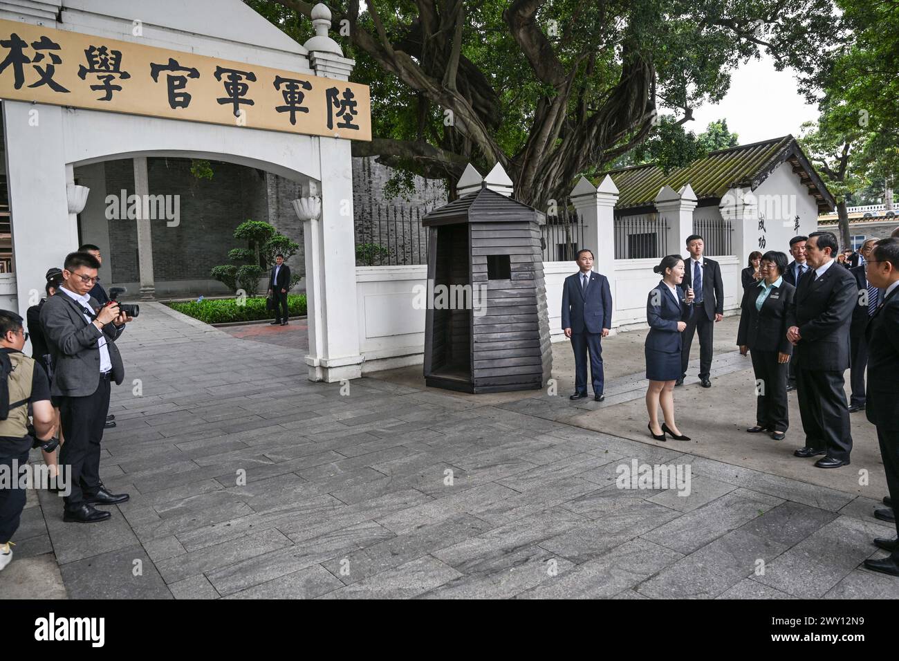 Guangzhou, chinesische Provinz Guangdong. April 2024. MA Ying-jeou, ehemaliger Vorsitzender der chinesischen Kuomintang-Partei, und Mitglieder einer Delegation junger Menschen aus Taiwan besuchen am 3. April 2024 den ehemaligen Standort der Huangpu (Whampoa) Militärakademie in Guangzhou in der südchinesischen Provinz Guangdong. Eine Delegation junger Menschen aus Taiwan unter Leitung von Ma besuchte am Mittwoch den ehemaligen Standort der Huangpu (Whampoa) Militärakademie. Quelle: Chen Yehua/Xinhua/Alamy Live News Stockfoto