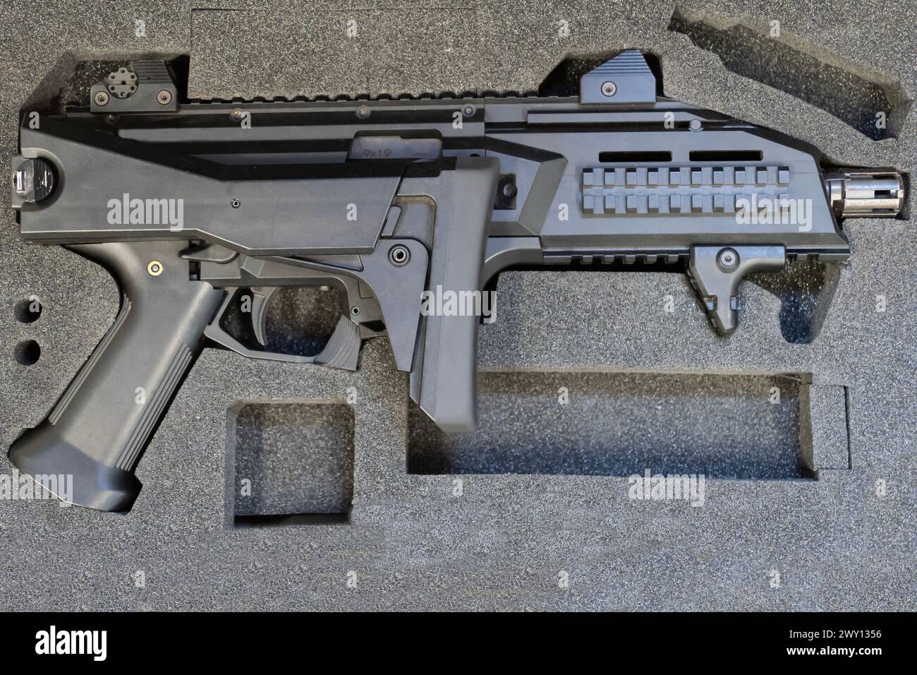 Moderne Scorpion EVO 3 Maschinenpistole ohne Magazin, mit gebogener Schulterstütze in einem Pistolenkasten Stockfoto