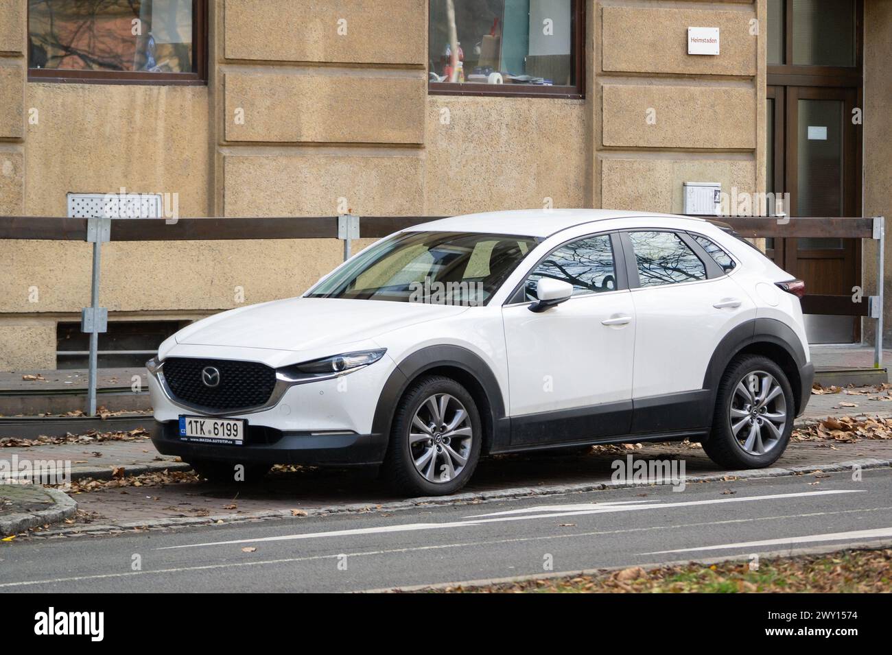 OSTRAVA, TSCHECHISCHE REPUBLIK - 19. DEZEMBER 2023: Weiße Mazda CX-30 Kreuzung parkt auf der Straße in Ostrava, Tschechische Republik Stockfoto