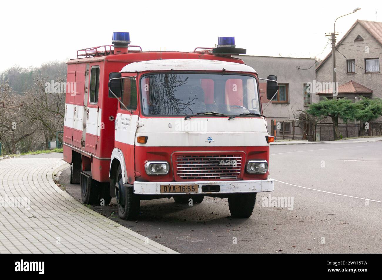 OSTRAVA, TSCHECHISCHE REPUBLIK - 29. DEZEMBER 2023: Feuerwehrauto Avia A30 aus den 1970er Jahren, Dreiviertelansicht vorne Stockfoto