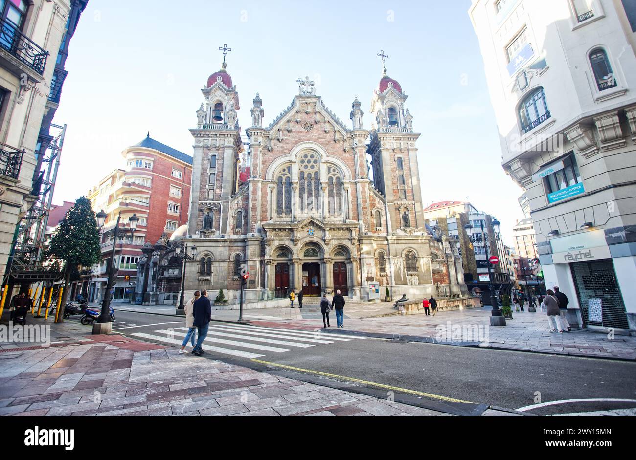 Die Basilika San Juan el Real befindet sich in Oviedo, Asturien, Spanien. Es ist ein Werk von Luis Bellido und wurde 1915 eingeweiht. Katholisch. Stockfoto