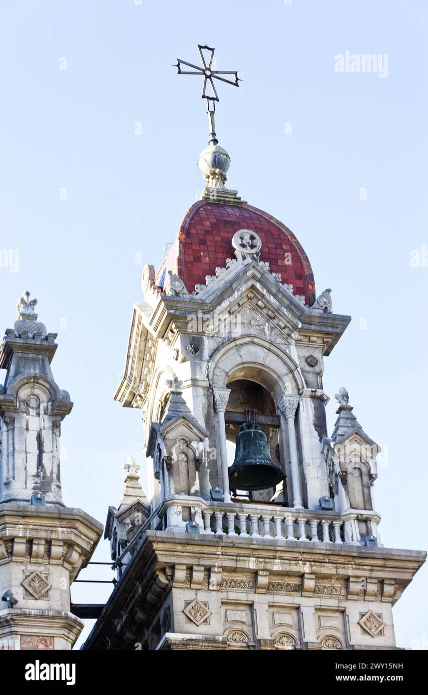 Die Basilika San Juan el Real befindet sich in Oviedo, Asturien, Spanien. Es ist ein Werk von Luis Bellido und wurde 1915 eingeweiht. Katholisch. Stockfoto