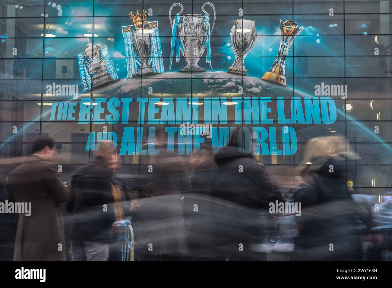 Fans passieren das Banner „The Best Team in the Land and All the World“ im Etihad Stadium während des Premier League-Spiels Manchester City gegen Aston Villa im Etihad Stadium, Manchester, Großbritannien, 3. April 2024 (Foto: Mark Cosgrove/News Images) Stockfoto