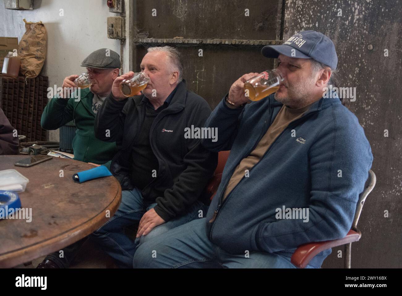 Apfelwein trinken auf der Lands End Cider Farm. Mudgley, Somerset, 2024 2020er Jahre, UK HOMER SYKES Stockfoto