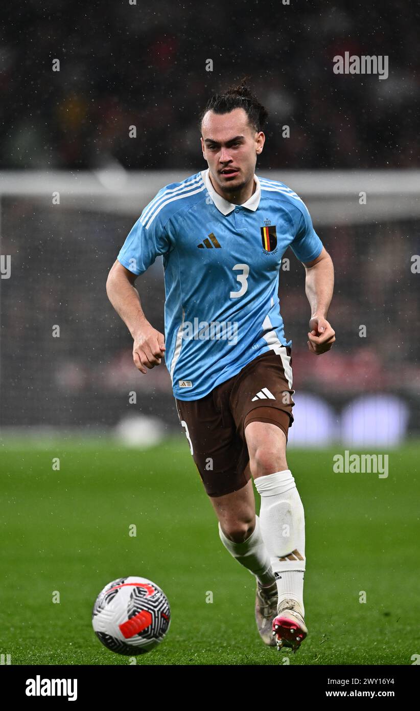 LONDON, ENGLAND - 26. MÄRZ: Arthur Theate von Belgien kontrolliert den Ball während des internationalen Freundschaftsspiels zwischen England und Belgien in Wembley Stad Stockfoto