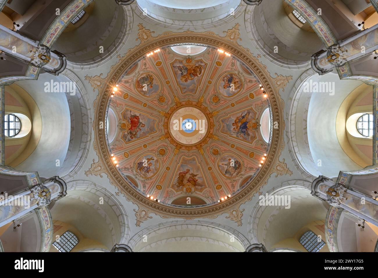 Dresden, Deutschland - 8. Juli 2023: Innenraum der Frauenkirche in Dresden. Dresden ist die Hauptstadt des Freistaates Sachsen in Deutschland. Stockfoto