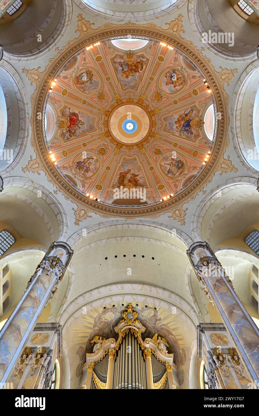 Dresden, Deutschland - 8. Juli 2023: Innenraum der Frauenkirche in Dresden. Dresden ist die Hauptstadt des Freistaates Sachsen in Deutschland. Stockfoto