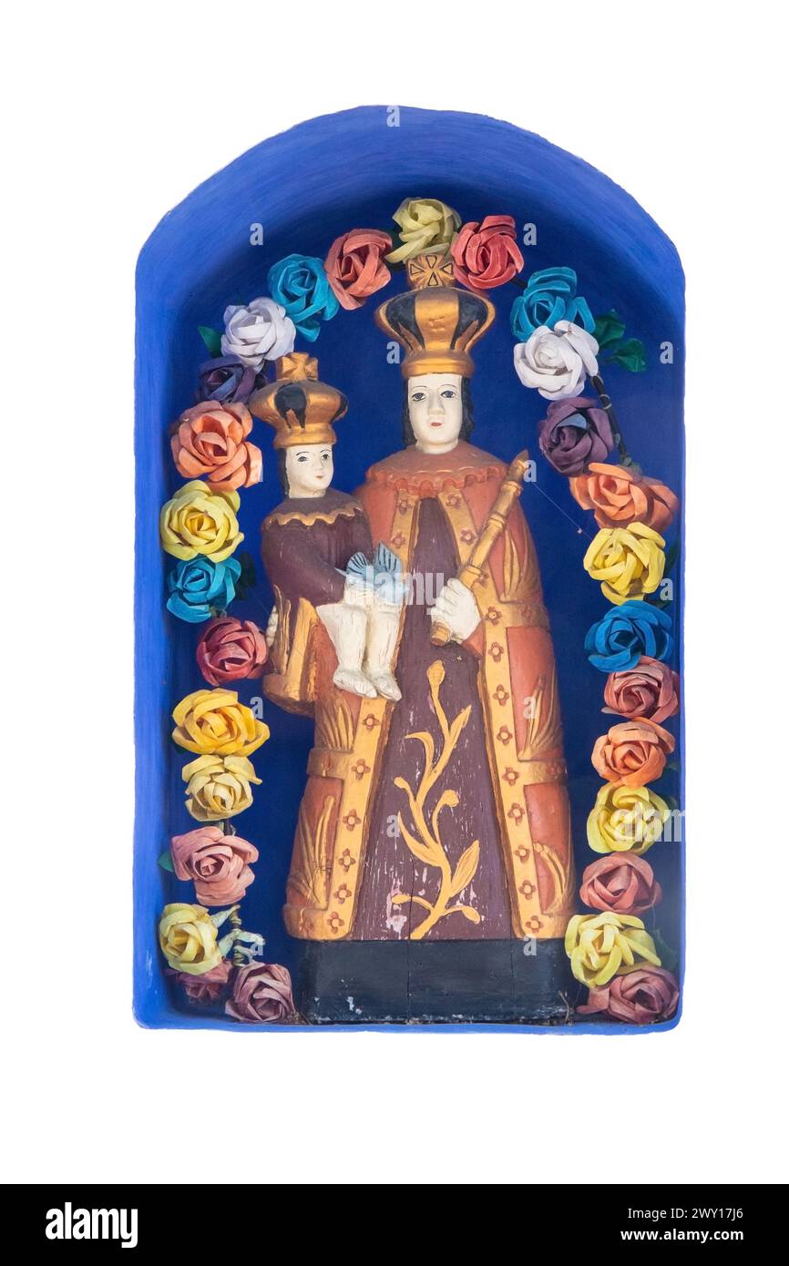 Rustikaler alter Schrein am Straßenrand in Nische auf weißem Hintergrund Stockfoto
