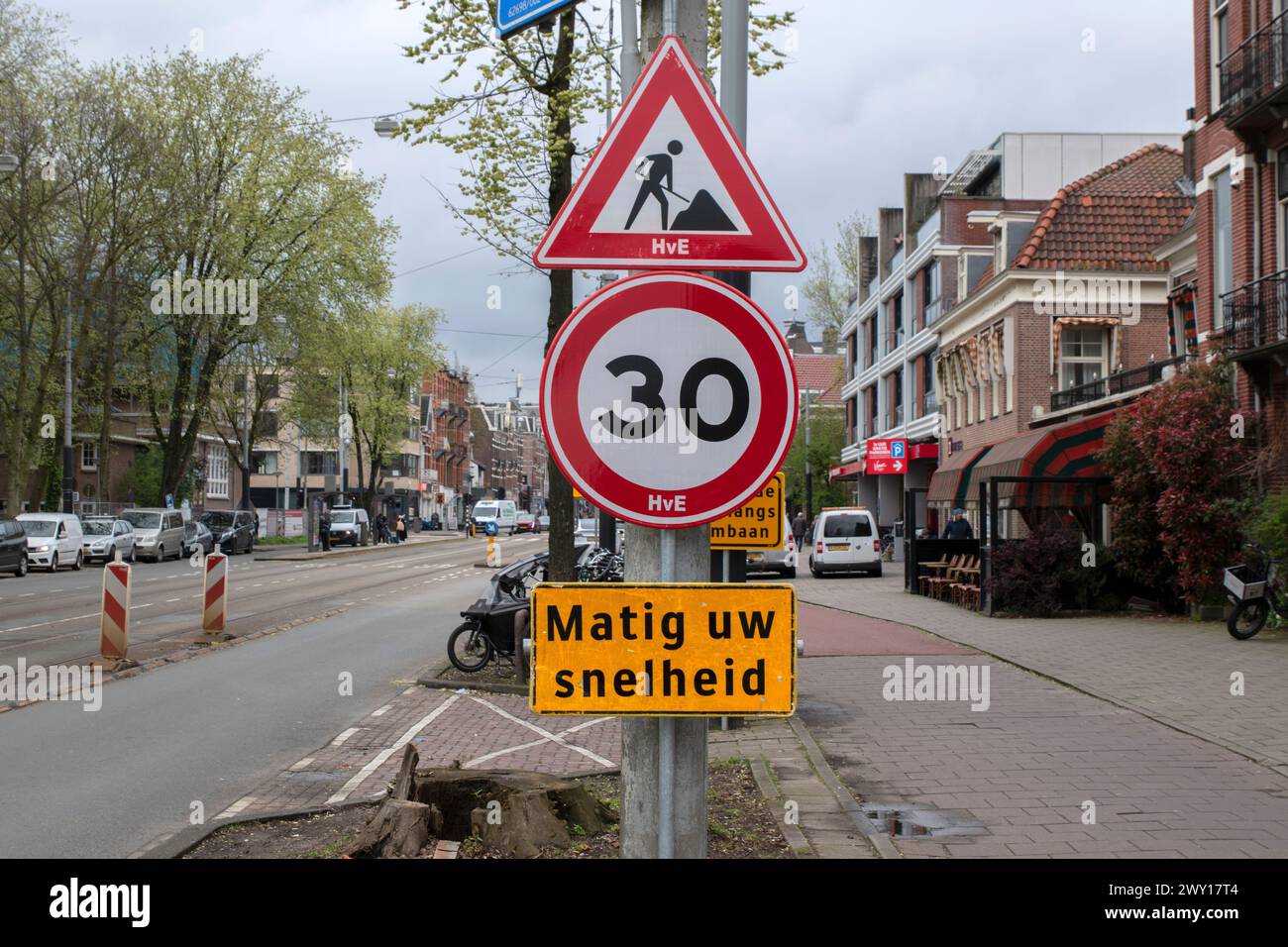 Nahaufnahme Straßenschild Arbeit läuft und Höchstgeschwindigkeit 30 KM in Amsterdam, Niederlande 3-4-2024 Stockfoto