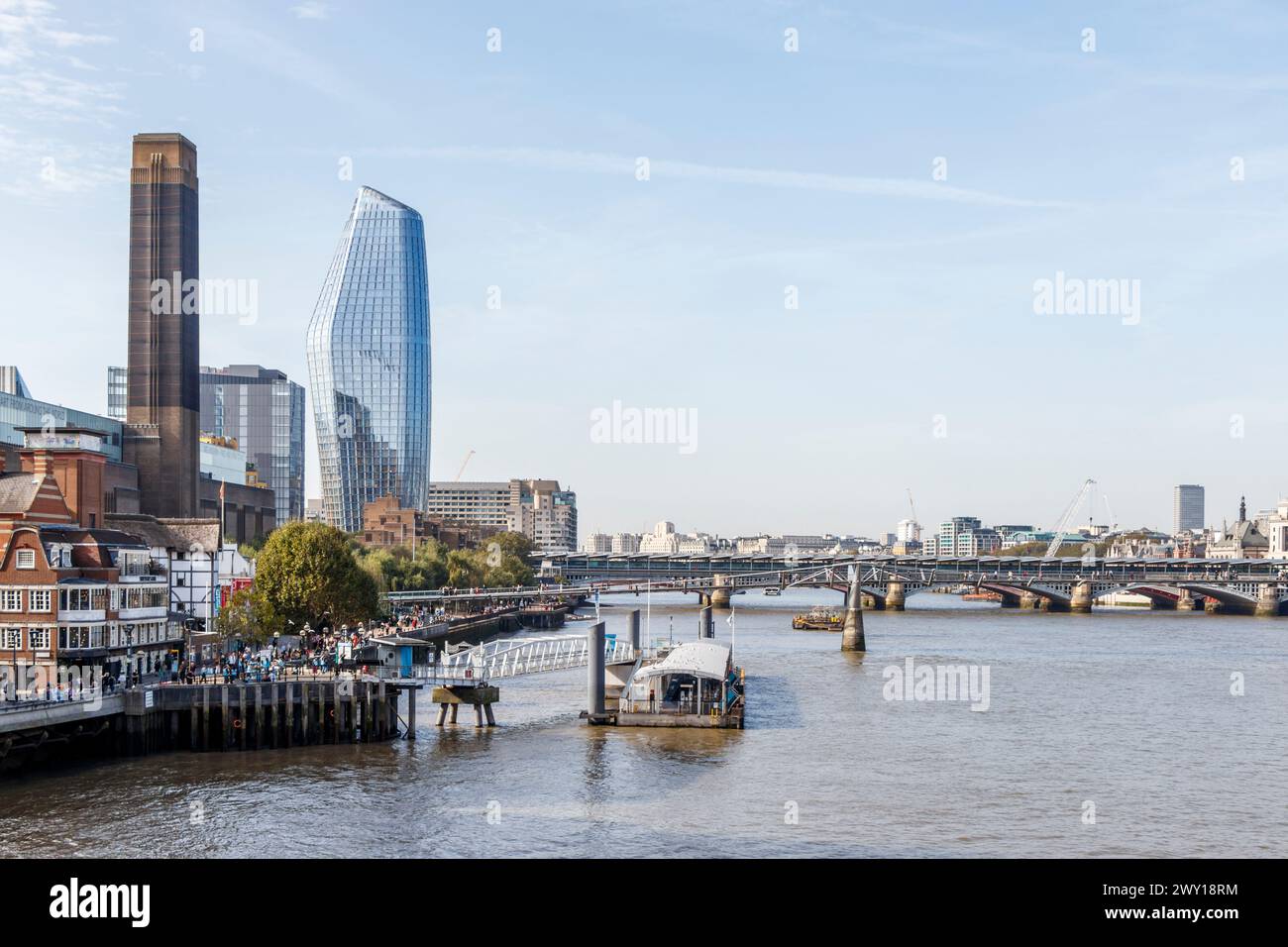 Blick flussaufwärts von der Southwark Bridge, London, Großbritannien Stockfoto