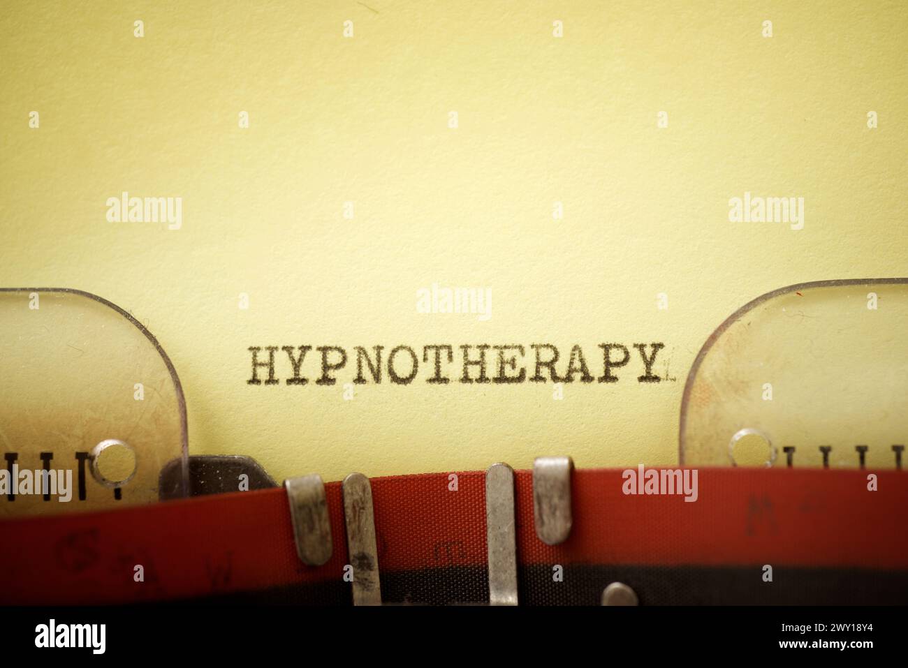 Hypnotherapiewort geschrieben mit einer Schreibmaschine. Stockfoto