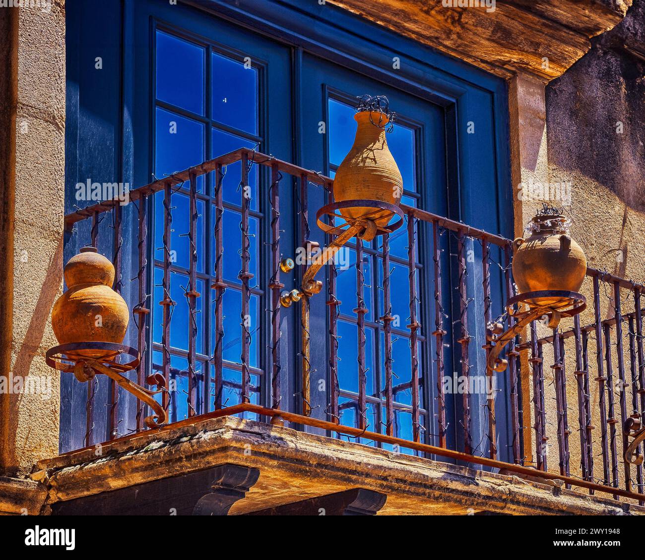 Balkon mit Krügen, Tlaquepaque, Arts & Handwerk Dorf, Sedona, Arizona; USA Stockfoto