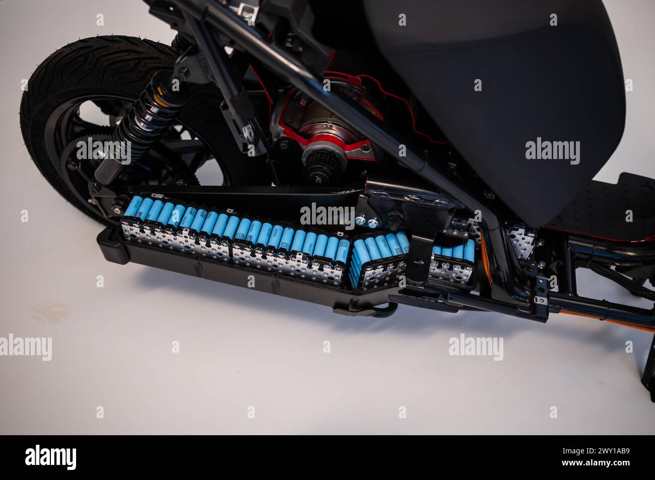 Ray 7,7 Elektro-Motorrad in zwei Hälften geöffnet. Mobilitäts-Stadttechnikmuseum in Zaha Hadid's Bridge (Brückenpavillon), Saragossa, Spanien Stockfoto