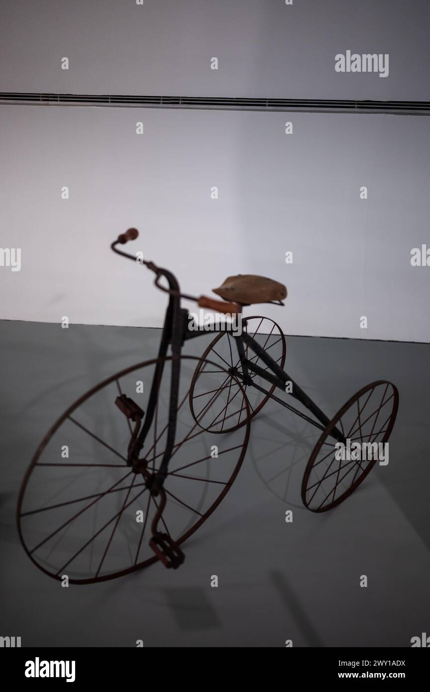 Kinderdreirad, möglicherweise französisch und gewagt vom Ende des 19. Jahrhunderts. Mobilitäts-Stadttechnikmuseum in der Zaha Hadid-Brücke (Bridge Pavilio Stockfoto