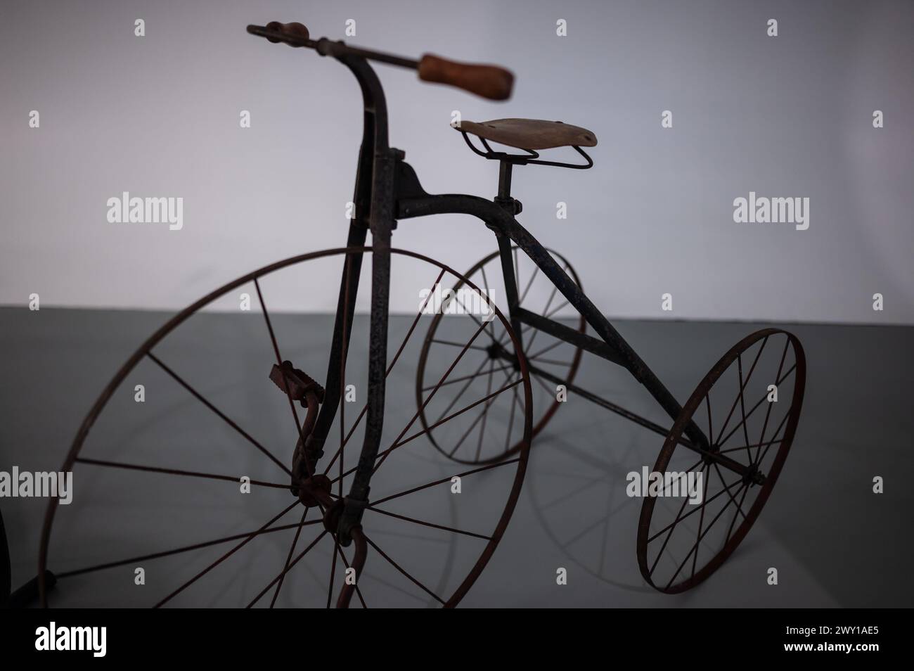 Kinderdreirad, möglicherweise französisch und gewagt vom Ende des 19. Jahrhunderts. Mobilitäts-Stadttechnikmuseum in der Zaha Hadid-Brücke (Bridge Pavilio Stockfoto