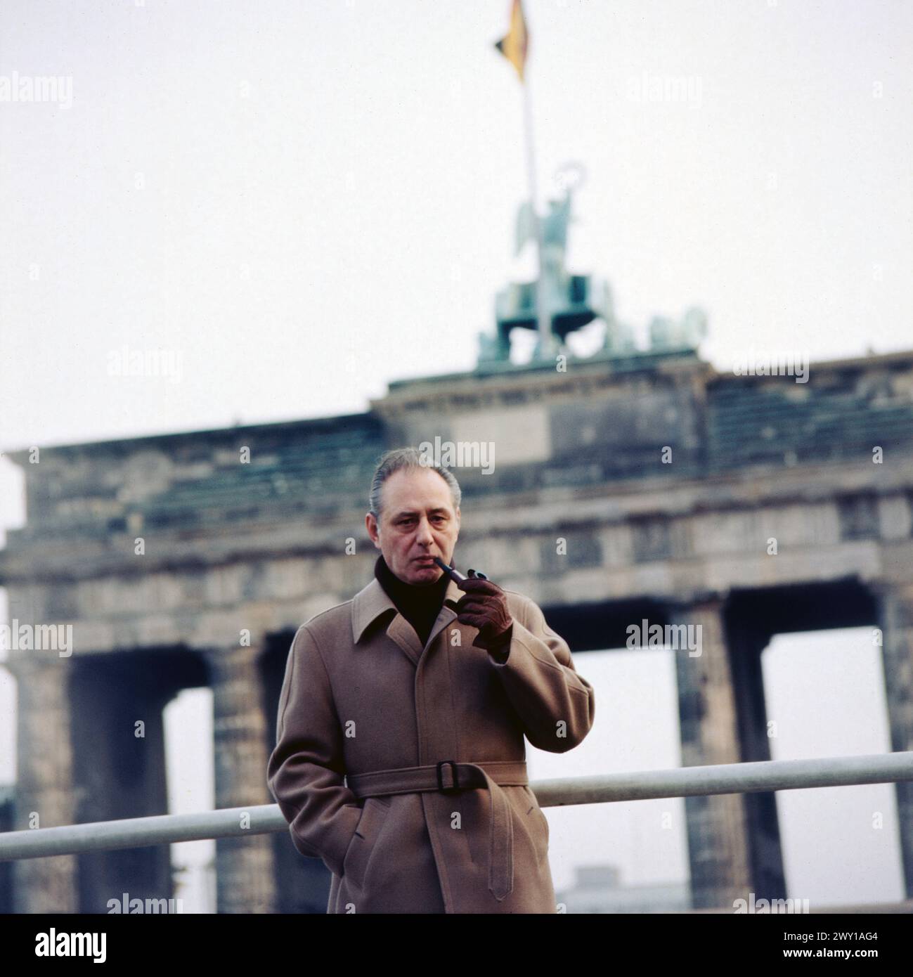 Kennzeichen D, politische Fernsehsendung vom ZDF, Berichte über die BRD und DDR, 1976, Bild: Moderator und Journalist Hanns Werner Schwarze steht auf der Westseite, dahinter das Brandenburger Tor im Sperrgebiet in Ost-Berlin. Stockfoto