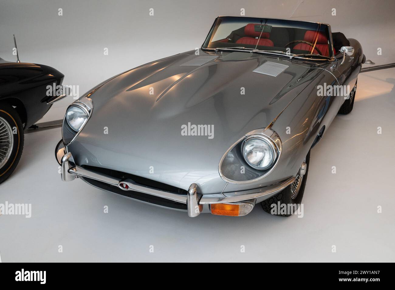 Jaguar E-Type ab 1969. Mobilitäts-Stadttechnikmuseum in Zaha Hadid's Bridge (Brückenpavillon), Saragossa, Spanien Stockfoto