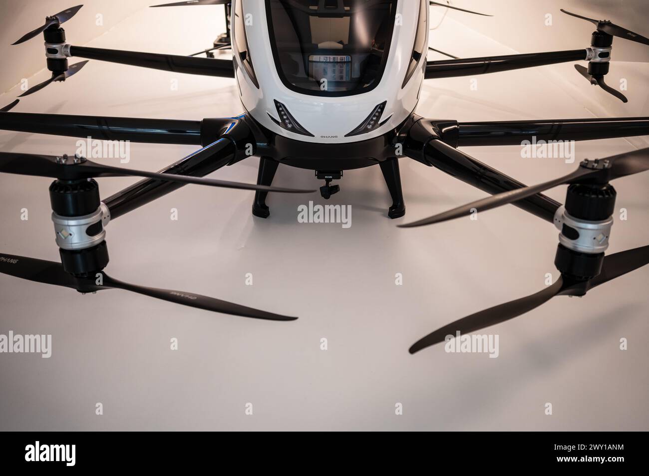 Ehang EH216-S, autonomes Luftfahrzeug. Das weltweit erste autonome Luftfahrzeug für Passagiere. Mobility City Technology Museum in Zaha Stockfoto