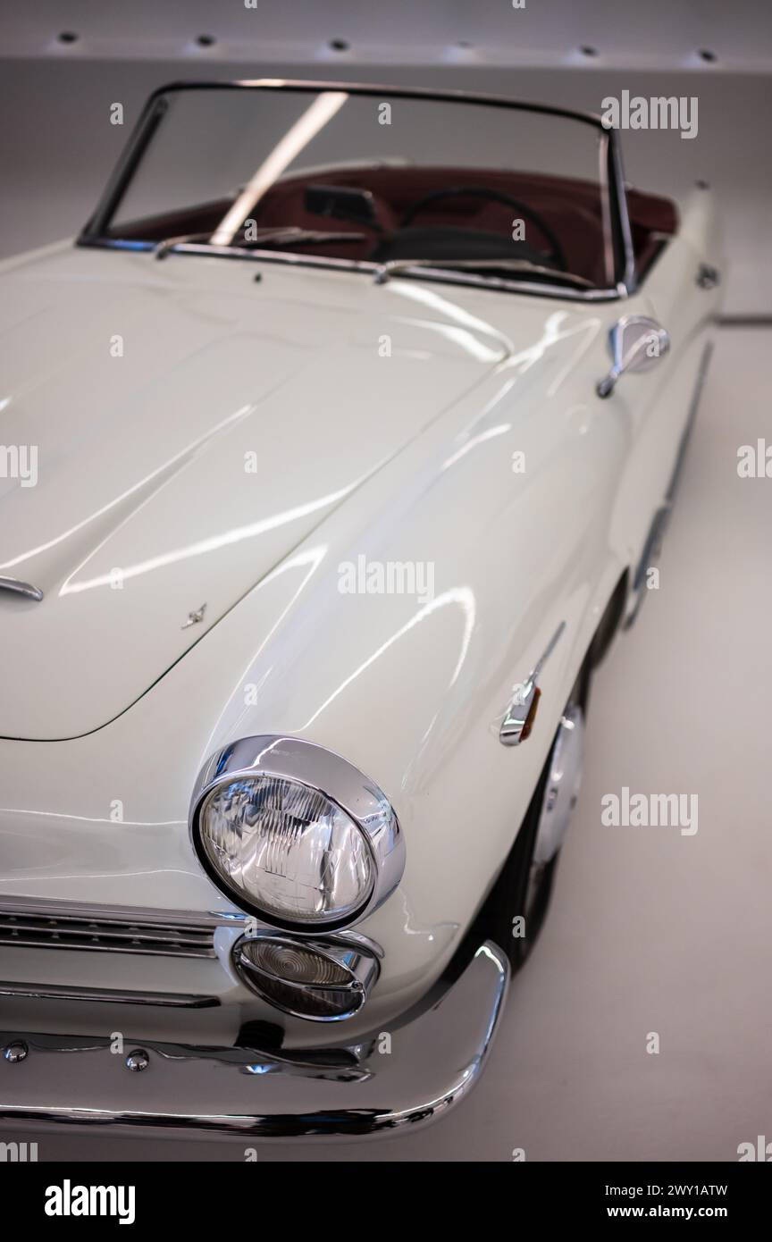 Alfa Romeo 2000 Spider Touring ab 1961. Mobilitäts-Stadttechnikmuseum in Zaha Hadid's Bridge (Brückenpavillon), Saragossa, Spanien Stockfoto
