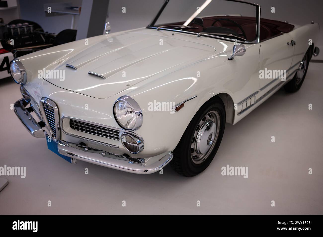 Alfa Romeo 2000 Spider Touring ab 1961. Mobilitäts-Stadttechnikmuseum in Zaha Hadid's Bridge (Brückenpavillon), Saragossa, Spanien Stockfoto