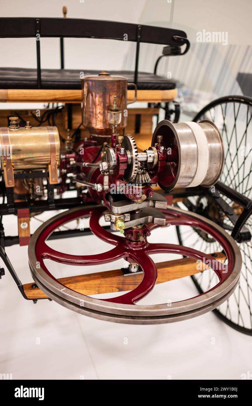 Benz Patent-Motorwagen ab 1886. Mobilitäts-Stadttechnikmuseum in Zaha Hadid's Bridge (Brückenpavillon), Saragossa, Spanien Stockfoto