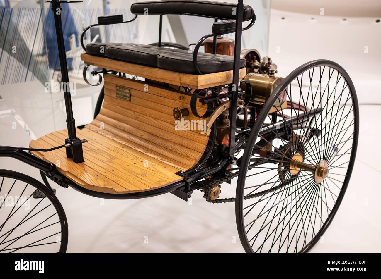 Benz Patent-Motorwagen ab 1886. Mobilitäts-Stadttechnikmuseum in Zaha Hadid's Bridge (Brückenpavillon), Saragossa, Spanien Stockfoto