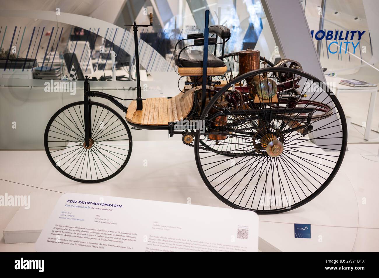 Benz Patent-Motorwagen ab 1886. Mobilitäts-Stadttechnikmuseum in Zaha Hadid's Bridge (Brückenpavillon), Saragossa, Spanien Stockfoto