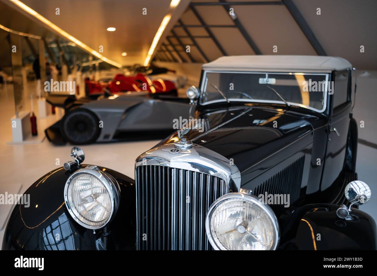 Bentley 3,5 Drophead Coupe ab 1935. Mobilitäts-Stadttechnikmuseum in Zaha Hadid's Bridge (Brückenpavillon), Saragossa, Spanien Stockfoto