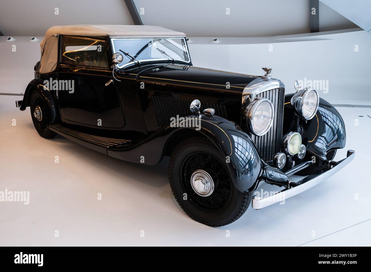 Bentley 3,5 Drophead Coupe ab 1935. Mobilitäts-Stadttechnikmuseum in Zaha Hadid's Bridge (Brückenpavillon), Saragossa, Spanien Stockfoto