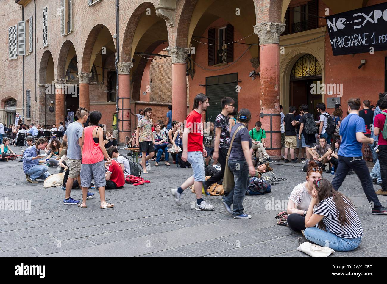 Vie Estudiantine in Bologne - auf quadratischem Boden | Studentenleben un Bologna - Assis sur les pavés d'une Place de la cité Stockfoto