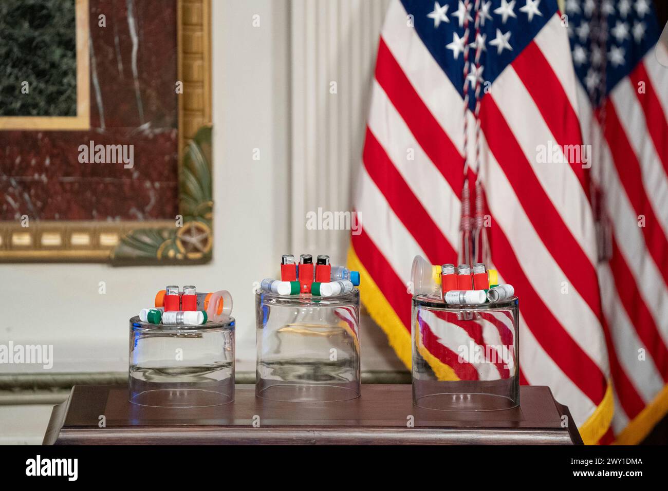 Washington, Usa. April 2024. Asthma-Inhalatoren werden während einer Veranstaltung zur Senkung der Gesundheitskosten im Indian Treaty Room auf dem White House Complex in Washington, DC am Mittwoch, den 3. April 2024, ausgestellt. Foto: Bonnie Cash/UPI Credit: UPI/Alamy Live News Stockfoto