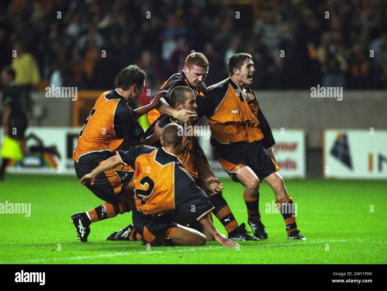 Wolverhampton Wanderers V Port Vale in Molineux 9/97 Steve Bull feiert mit Robbie Keane, Glen Crowe, Jamie Smith und Carl Robinson. Stockfoto