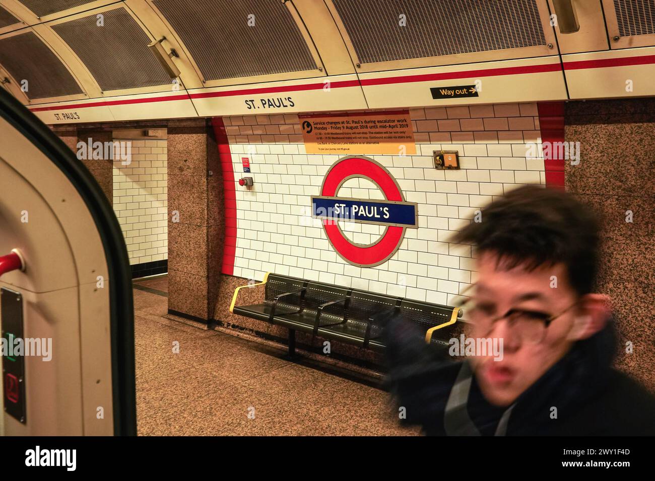 London, Vereinigtes Königreich - 01. Februar 2019: U-Bahn-Station St. Paul's, blauroter Rundlauf in der Mitte - Blick vom Zug, der am Bahnsteig wartet, Stockfoto
