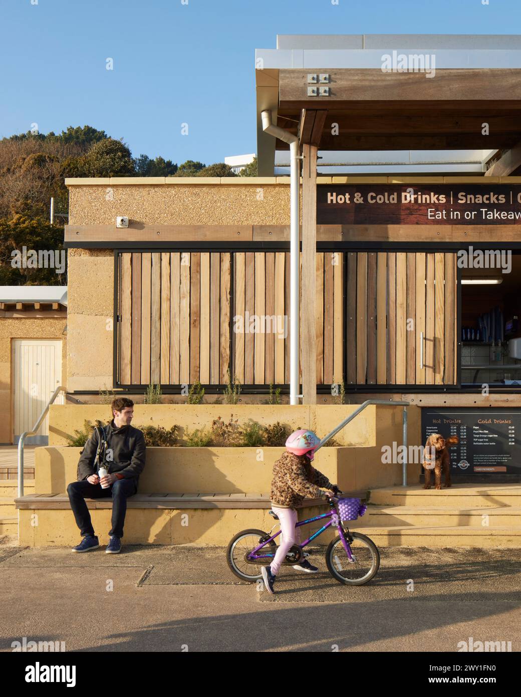 Außenansicht von der Promenade. Durley Chine Environmental Hub, Bournemouth, Großbritannien. Architekt: Footprint Architects , 2023. Stockfoto