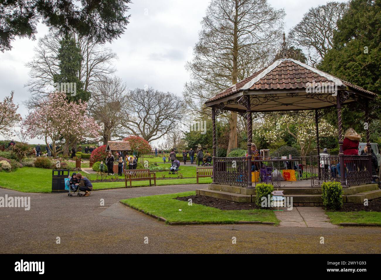 Menschen, die den Tag in Bridgnorth Castle Gardens im Frühjahr 2024 genießen Stockfoto