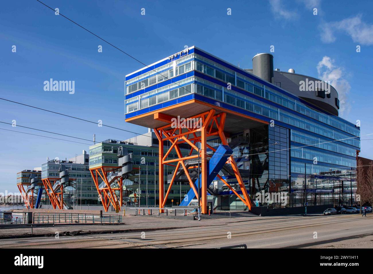 High Tech Center HTC Helsinki Oy, entworfen von Kai Wartiainen und erbaut 2001 im Stadtteil Ruoholahti in Helsinki, Finnland Stockfoto