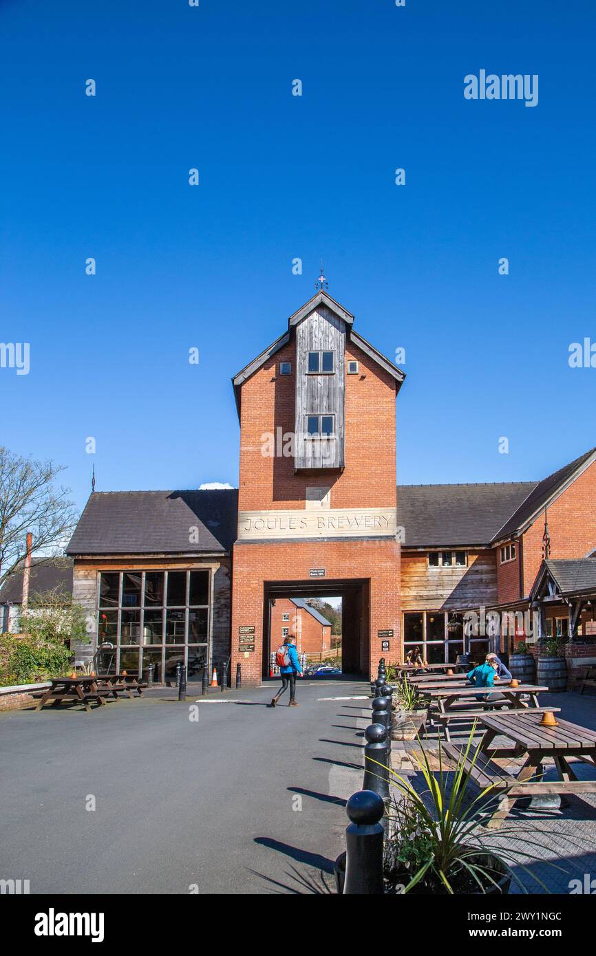 Der Red Lion Pub, der von der Joules Brauerei in der Marktstadt Market Drayton in Shropshire angeboten wird Stockfoto