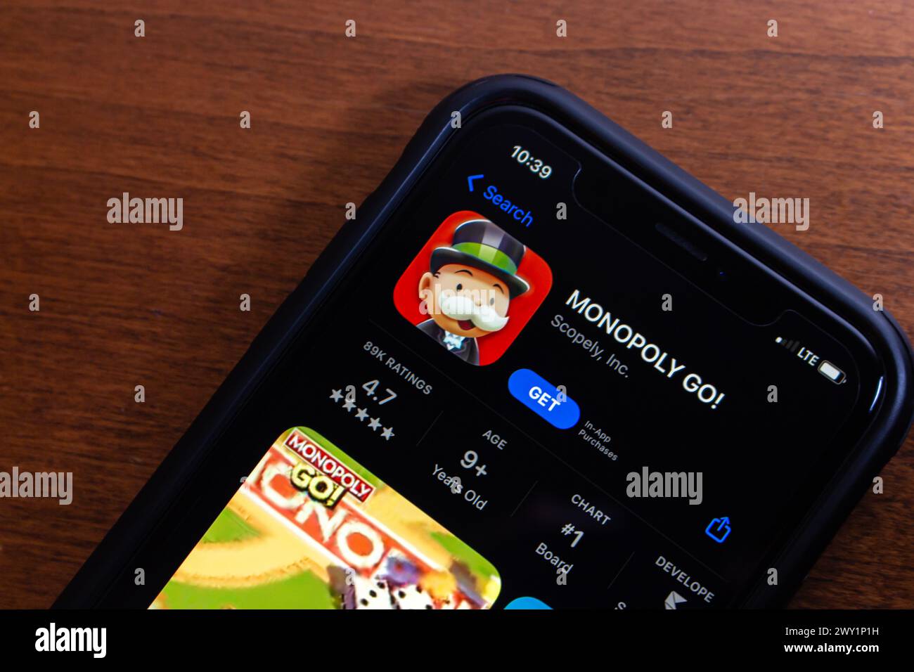 Monopoly Go! App auf einem iPhone-Bildschirm angezeigt. Monopoly Go! Ist ein mobiles Brettspiel, das von Scopely in Zusammenarbeit mit Hasbro für iOS und Android entwickelt wurde Stockfoto