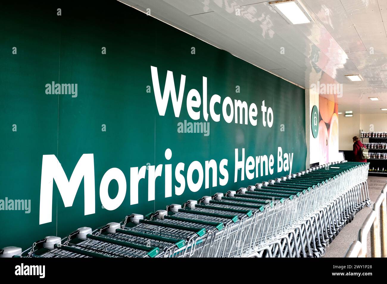 morrisons Supermarktfiliale mit Kundenwagen, herne Bay, East kent, großbritannien april 2024 Stockfoto