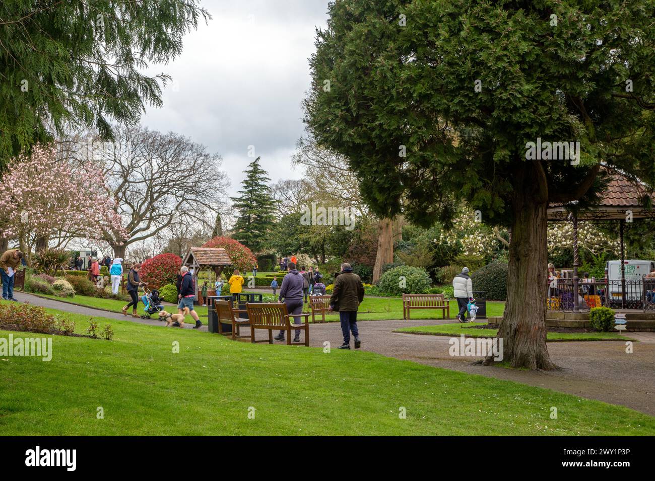 Menschen, die den Tag in Bridgnorth Castle Gardens im Frühjahr 2024 genießen Stockfoto
